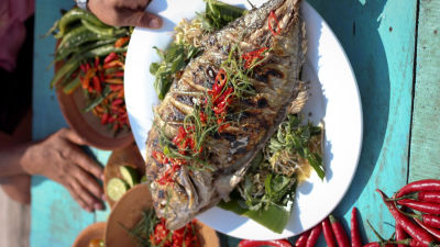 Riba na žaru z omako sambal bajak