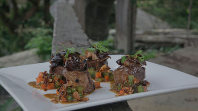 Govedina s sotiranimi gobami in grenko melono