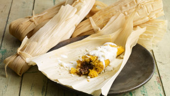 TAMALI S SLADKIM KROMPIRJEM IN ČRNIM FIŽOLOM