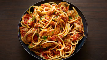 Testenine s pekočo omako, školjkami in klobaso