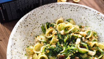 Testenine orecchiette z japonsko ogrščico in krušnimi drobtinami