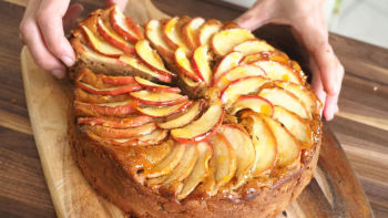 Kolač za maskarponejem, jabolki in cimetom