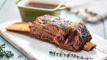 Dušena goveja rebrca s pivom