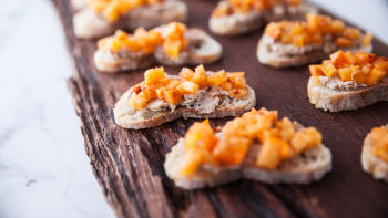 Kanape gosja jetra z mangom in popečenim začimbnim kruhom