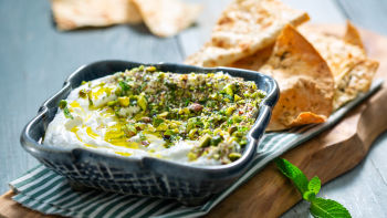 Labneh z oreščki in zaatarjem