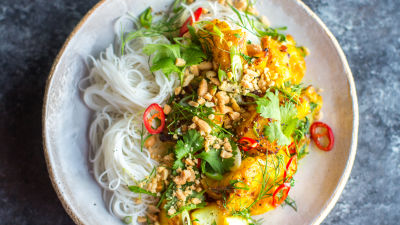 Vietnamska riba s kurkumo in koprom