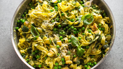 Testenine z zelenim pestom