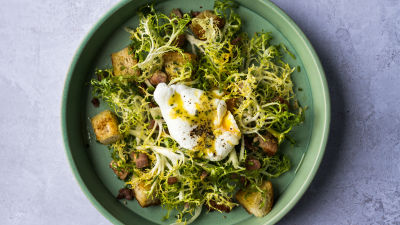 Kodrolistna endivja s slanino in jajci