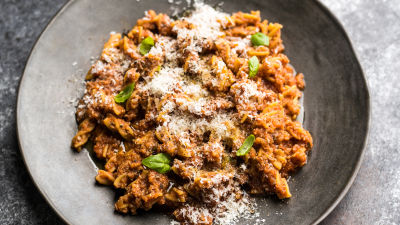 Testenine iz čičerike in cvetačna bolonjska omaka