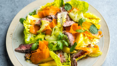 Hrustljava tajska solata z govedino in mangom