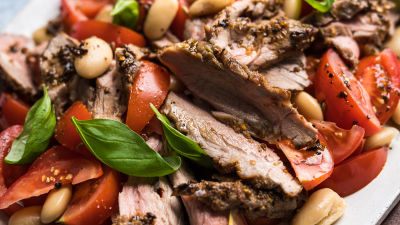 Jagnjetina z začimbno skorjo in solato z belim fižolom ter paradižniki