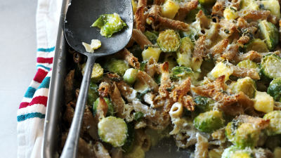 Nasitne polnozrnate pšenične testenine z brstičnim ohrovtom, sirom in krompirjem