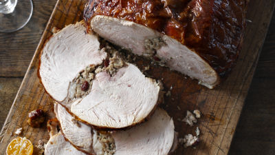 Nigelline puranje prsi z božičnim nadevom