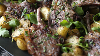 Jagnječji kotleti z meto, čilijem in zlatim krompirčkom