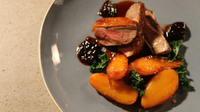 Raca s karameliziranim krompirjem in sladkornim sirupom granatnega jabolka