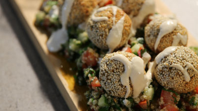 Tortilje s sladkim krompirjem in falafli s čičerko