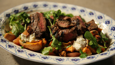 Solata s pečeno bučo z zrezkom ali lososom