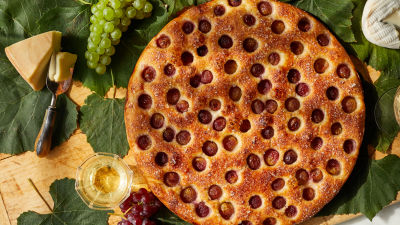 Fokača z grozdjem in rožmarinom