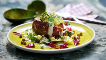 Pečen sladki krompir s čičeriko in avokadom