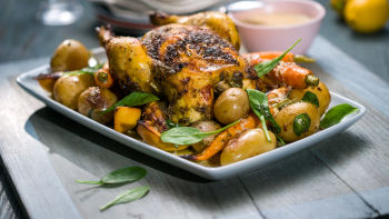Pečen piščanec z mladim krompirjem in gorčično omako