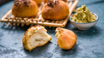 Česnov kruh in tepanada z zelenimi olivami