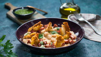 Kremast fižol z zeliščnim oljem in klobaso