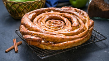 Jabolčni zvitek s cimetom
