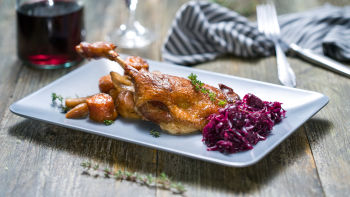 Račja bedra z zelenjavo in rdečim zeljem