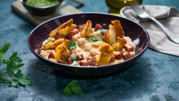 Kremast fižol z zeliščnim oljem in klobaso