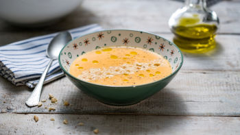 Juha s sladkim krompirjem in praženimi lešniki