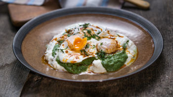 Jajca panagyurski (poširano jajce s sirom in jogurtom)