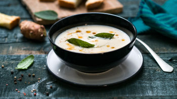 Juha iz topinamburja z žajbljem