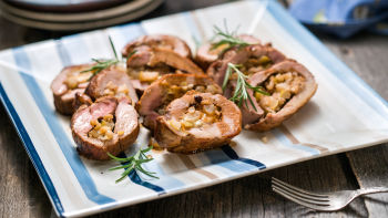 Svinjska ribica s hruškami in sirom z modro plesnijo