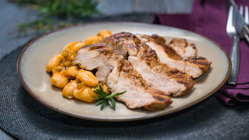 Marinirana svinjska ribica z belim fižolom