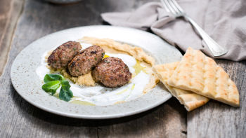 Goveje mesne kroglice s humusom in jogurtom