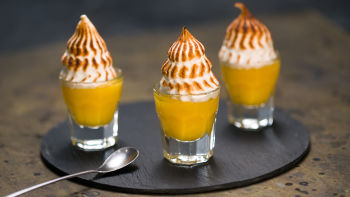 Limonova jajčna krema s karamelizirano meringo