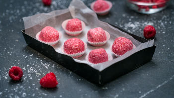 Malinovi bomboni s kokosom