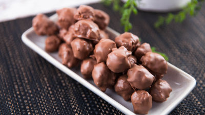 Makadamije s karamelom