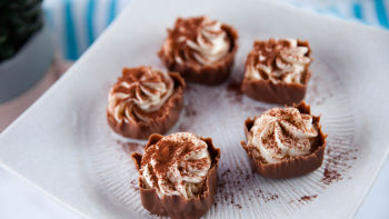 Čokoladne kocke s sladko smetano