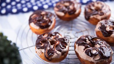 Krofi s čokoladnimi kapljicami, švicarsko meringo in čokoladnim ganašem