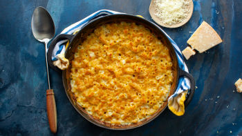 Makaroni s sirom in slanino