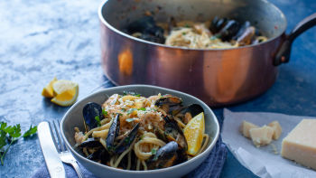 Špageti z morskimi sadeži ter s česnom, čilijem in peteršiljem