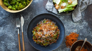 Zeleni fusilli, klobasa, pekorino in cezarjeva solata
