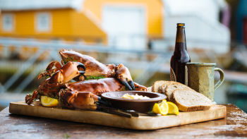 Rjavi raki v pivu z majonezo iz rjavega masla