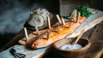 Vikinški losos z nekvašenim kruhom