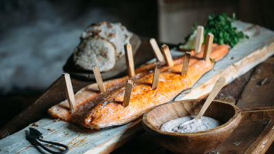 Vikinški losos z nekvašenim kruhom