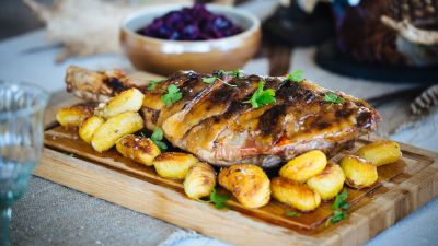 Glazirana divja svinja s krompirjem hasselback