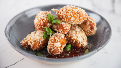 Ocvrtki iz pršuta in rikote z mandljevo skorjo