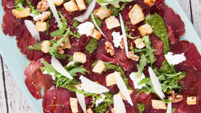 Bresaola s sirom feta in pestom iz rukole