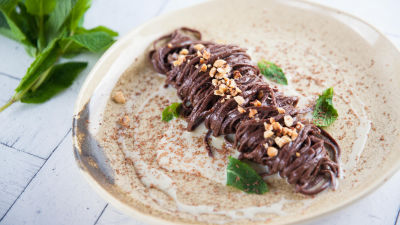 Čokoladni špageti z lešniki in belo čokolado